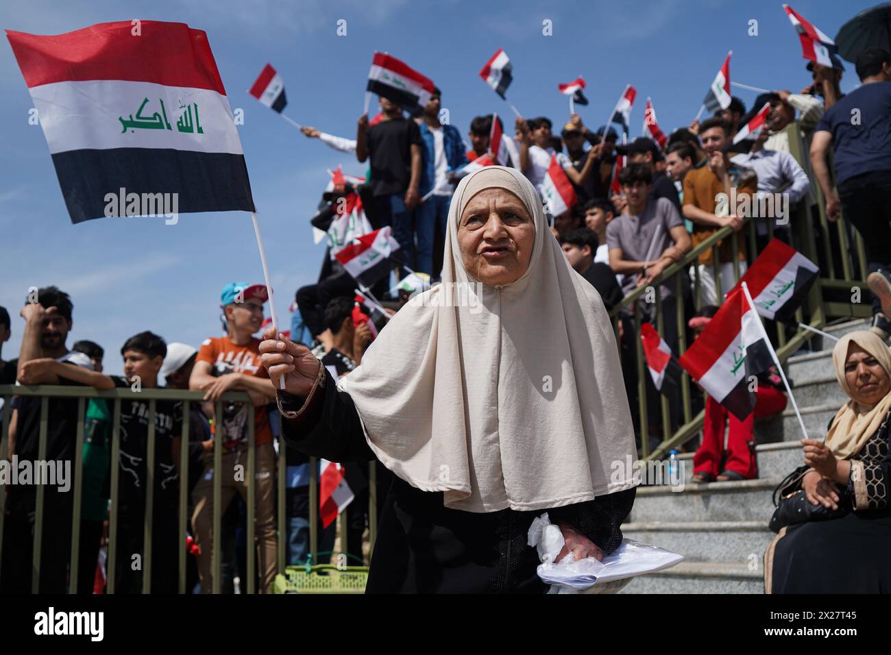 Mossul, Irak. April 2024. Eine ältere Frau hält die irakische Flagge während der Aktivitäten des Frühjahrsfestes im Festbereich der Stadt Mosul im Nordirak. Das Festival findet zum zweiten Mal in Folge statt, seit es nach 2003 wegen der US-Invasion auf den Irak zwei Jahrzehnte lang aufhörte. Die Frühlingsfeste gehen auf die Ära der Assyrer zurück, die die Frühlingssaison und den Beginn des assyrischen Jahres Akitu feierten. Der Beginn dieses Festivals in Mossul war 1969 n. Chr. Quelle: SOPA Images Limited/Alamy Live News Stockfoto