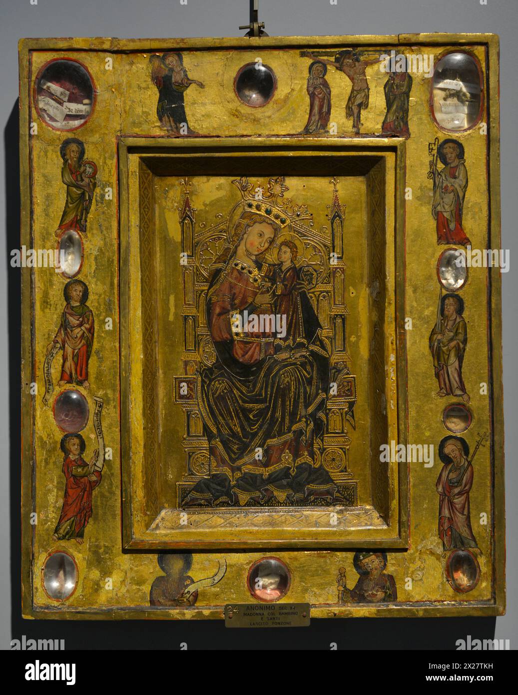 Jungfrau und Kind. Darstellungen von Heiligen und eine Kreuzigung um sie herum. Rahmen eines gemalten Reliquien eines rheinischen Künstlers (ca. 1260-h.) 1330-1340). Tempera auf der Platte. Ala Ponzone Civic Museum. Cremona. Italien. Stockfoto