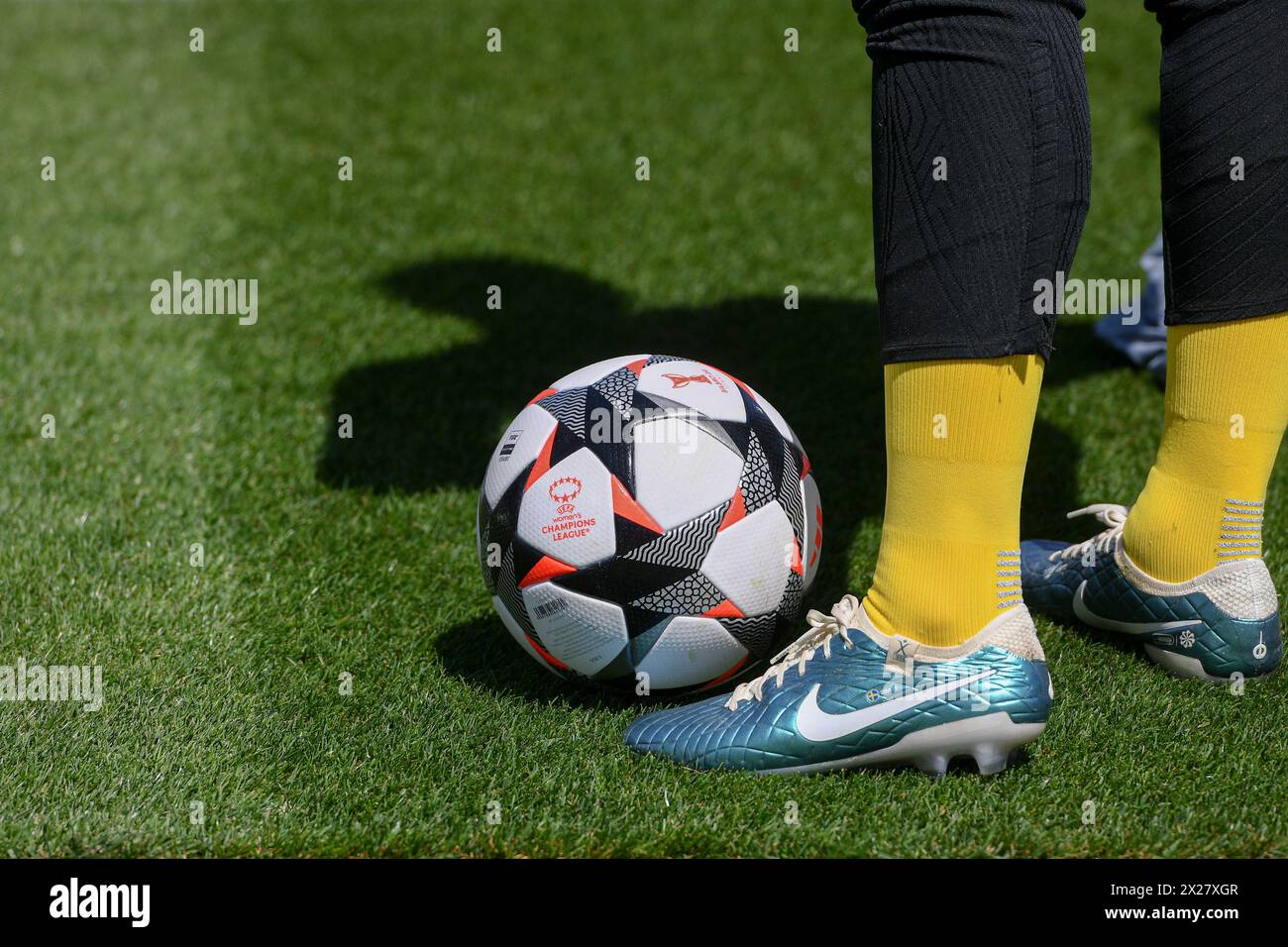 Barcelona, Esp. April 2024. FC BARCELONA GEGEN CHELSEA FC. Aapril 20, 2024 Offizieller Ball der Women Champion League während des Spiels zwischen dem FC Barcelona und Chelsea FC, das dem Halbfinale der UEFA Champions League der Frauen im Olympiastadion Lluis Companys in Barcelona am 20. April 2024 entspricht. Quelle: Rosdemora/Alamy Live News Stockfoto