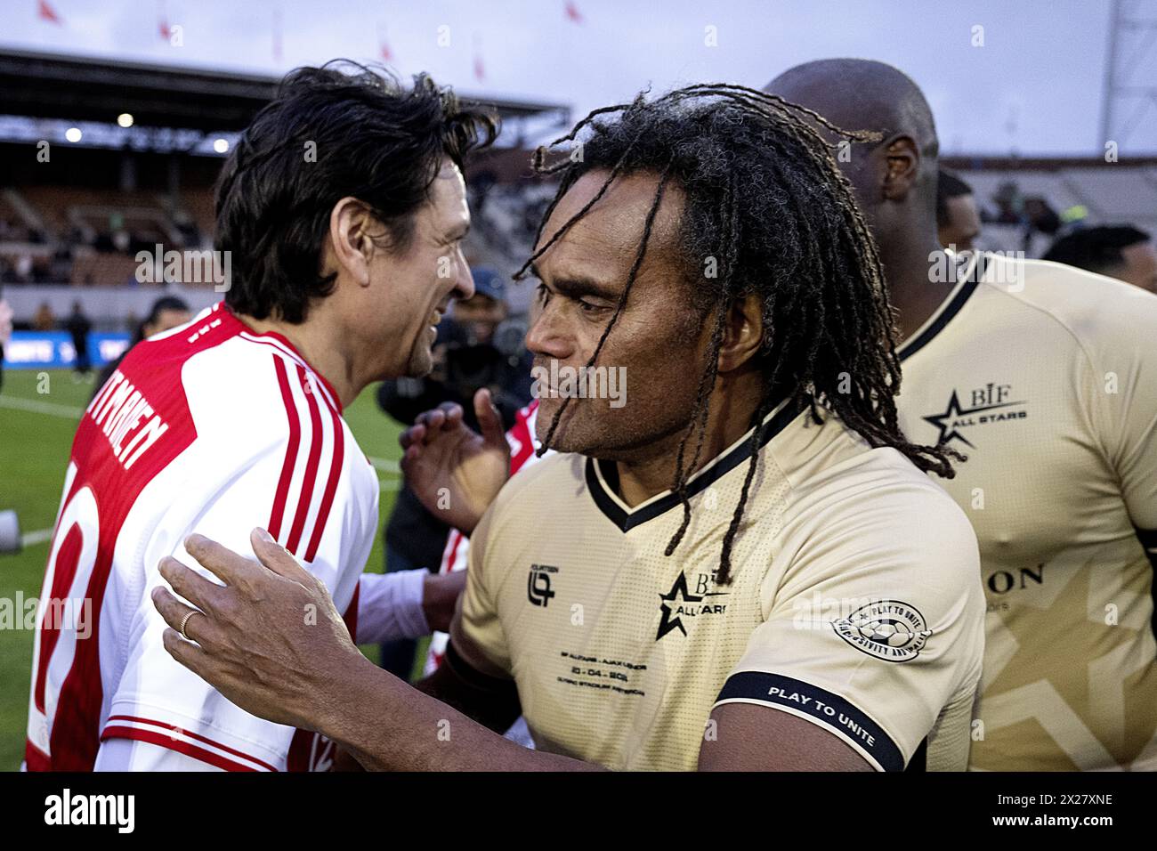 AMSTERDAM - Jari Litmanen, Christian Karembeu während des Freundschaftsspiels zwischen BIF ALL STARS und Ajax Legends im Olympiastadion am 20. April 2024 in Amsterdam, Niederlande. ANP OLAF KRAAK Stockfoto