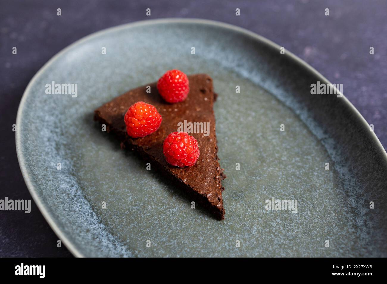 Schokoladen-Mousse-Kuchen mit Himbeeren Stockfoto
