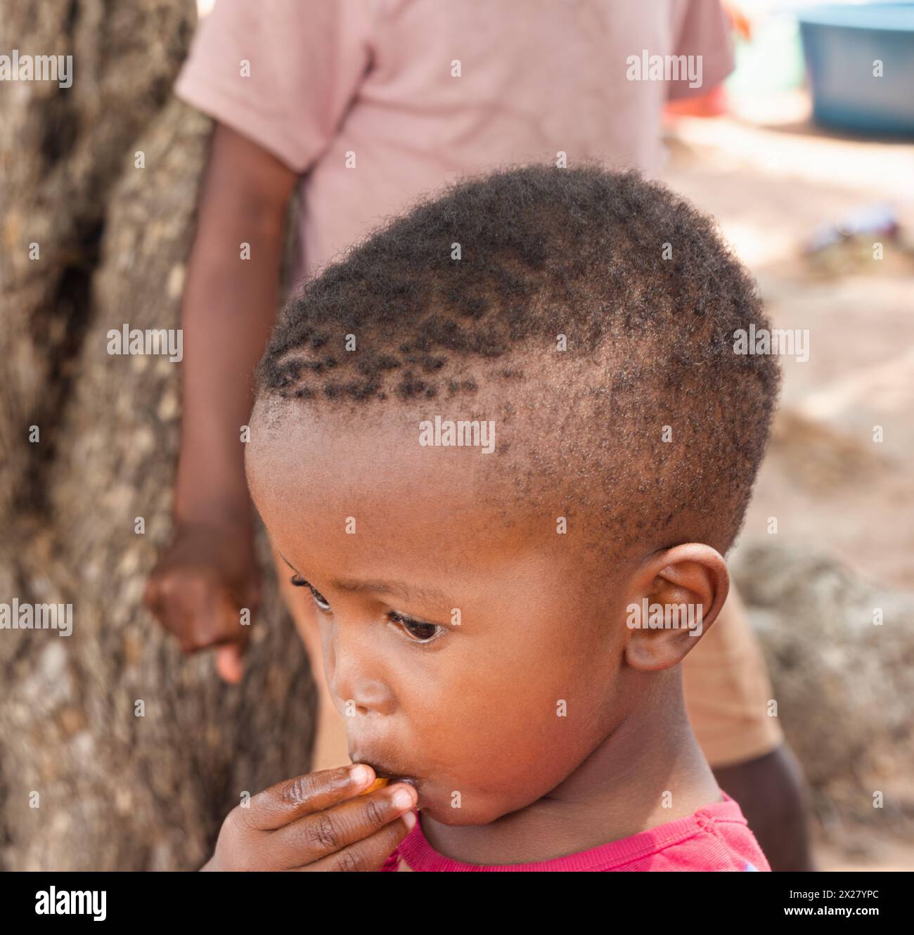 Hungrige afrikanische Kinder essen, Dorf in Afrika, Botswana Stockfoto