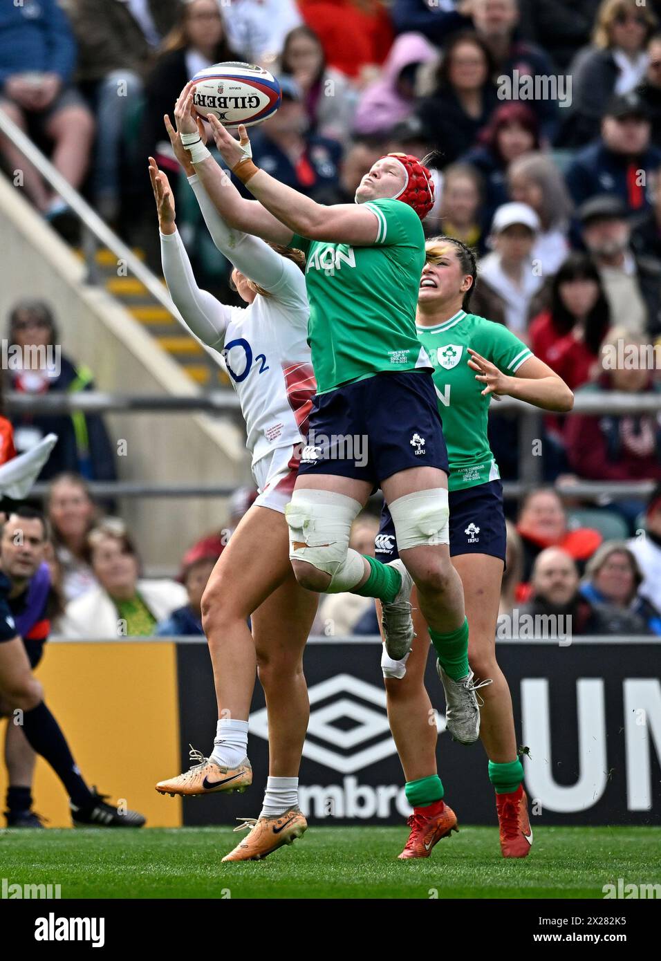 Twickenham, Vereinigtes Königreich. April 2024. PGuiness Womens sechs Nationen. England V Irland. Twickenham Stadium. Twickenham. Aoife Wafer (Irland) und Holly Aitchison (England) springen beim England V Ireland Guinness Womens Six Nations Rugby-Spiel um den Ball. Quelle: Sport In Pictures/Alamy Live News Stockfoto