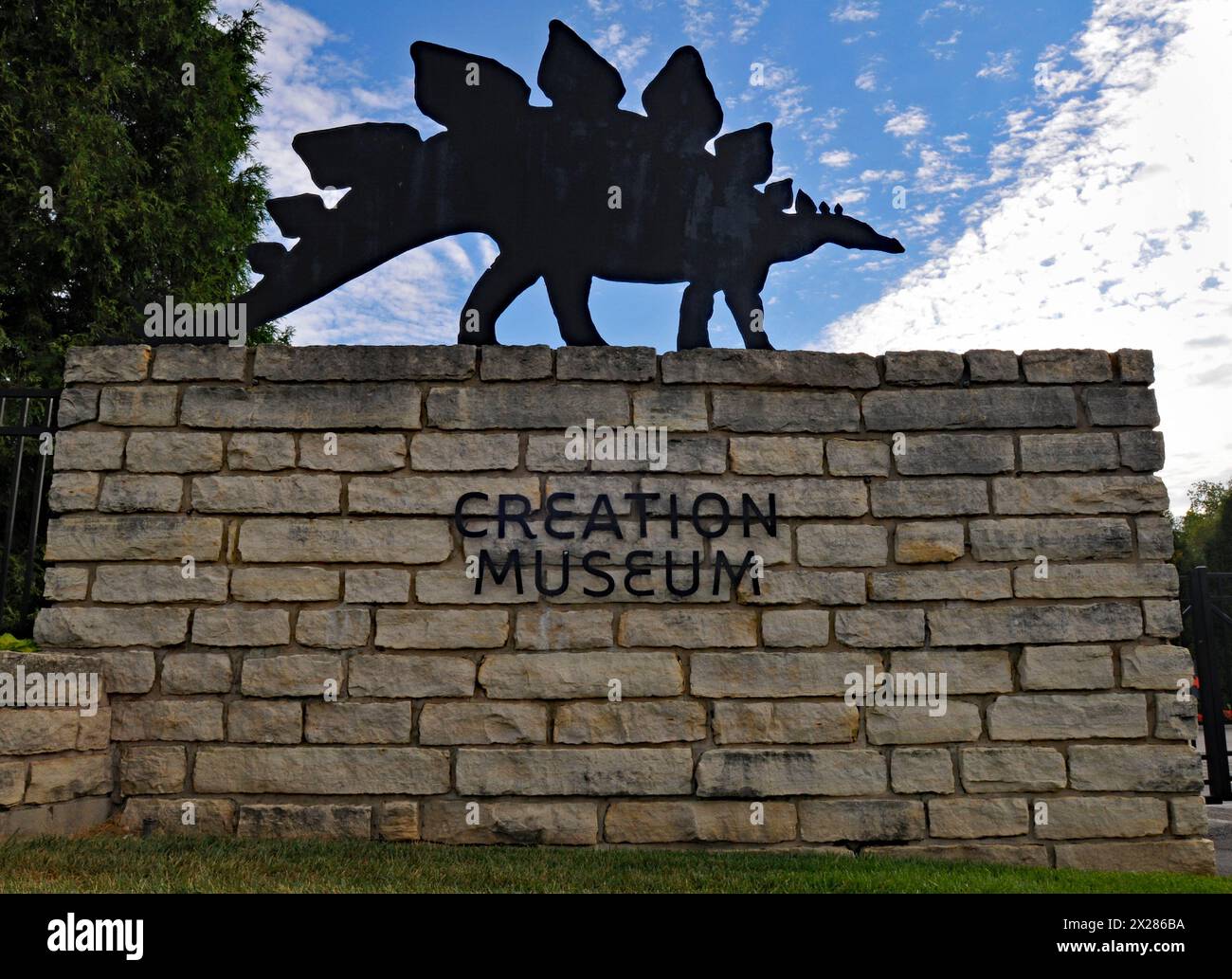 Eintrittsschild für das Creation Museum in Petersburg, Kentucky, eine Attraktion, die auf Kreationen basiert, die auf dem Ursprung des Universums und dem Leben auf der Erde basieren. Stockfoto
