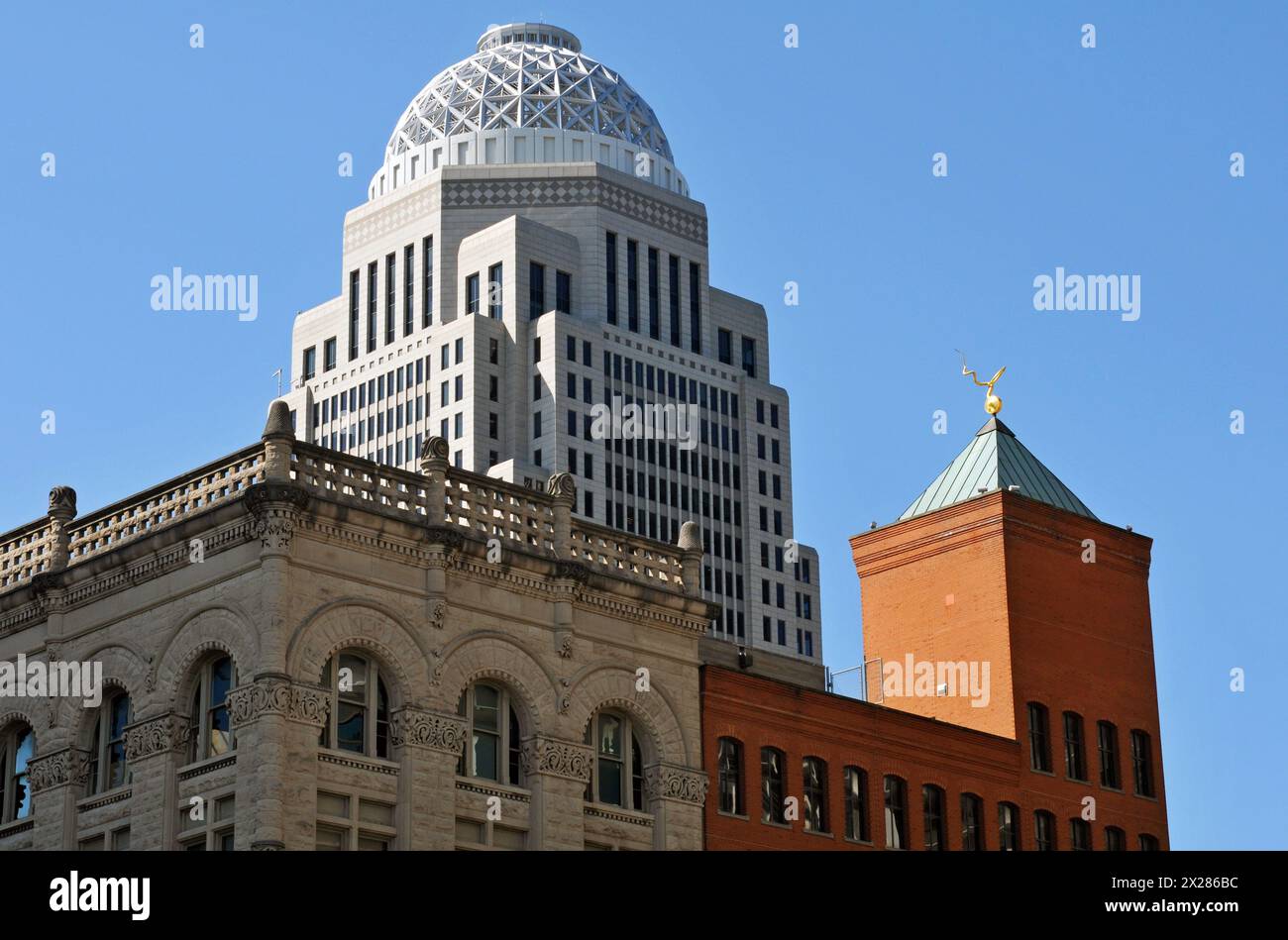 Historische und moderne Gebäude an der Skyline von Louisville, darunter der gewölbte West Market Wolkenkratzer von 400, Kentucky's höchstes Gebäude. Stockfoto