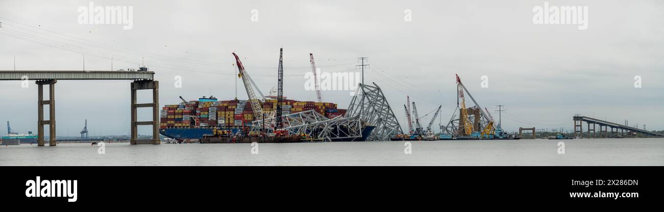 Bergungsmannschaften setzen ihre Arbeiten am 19. April 2024 fort, um das Wrack der Francis Scott Key Bridge vom Patapsco River in Baltimore Maryland zu räumen. Die Beseitigung von Trümmern und Wrackteilen ist im Gange, um die sichere und effiziente Öffnung des Fort McHenry-Kanals zu unterstützen. Die wichtigsten Prioritäten der zentralen Bridge Response 2024 Unified Command bestehen darin, die Sicherheit der Öffentlichkeit und der Ersthelfer zu gewährleisten, vermisste Personen zu berücksichtigen, Verkehrsinfrastruktur und Handel sicher wiederherzustellen, die Umwelt zu schützen und die Untersuchung des Vorfalls zu unterstützen. (Panoramabild des U.S. Army Corps of Engineers von Charles D. Stockfoto