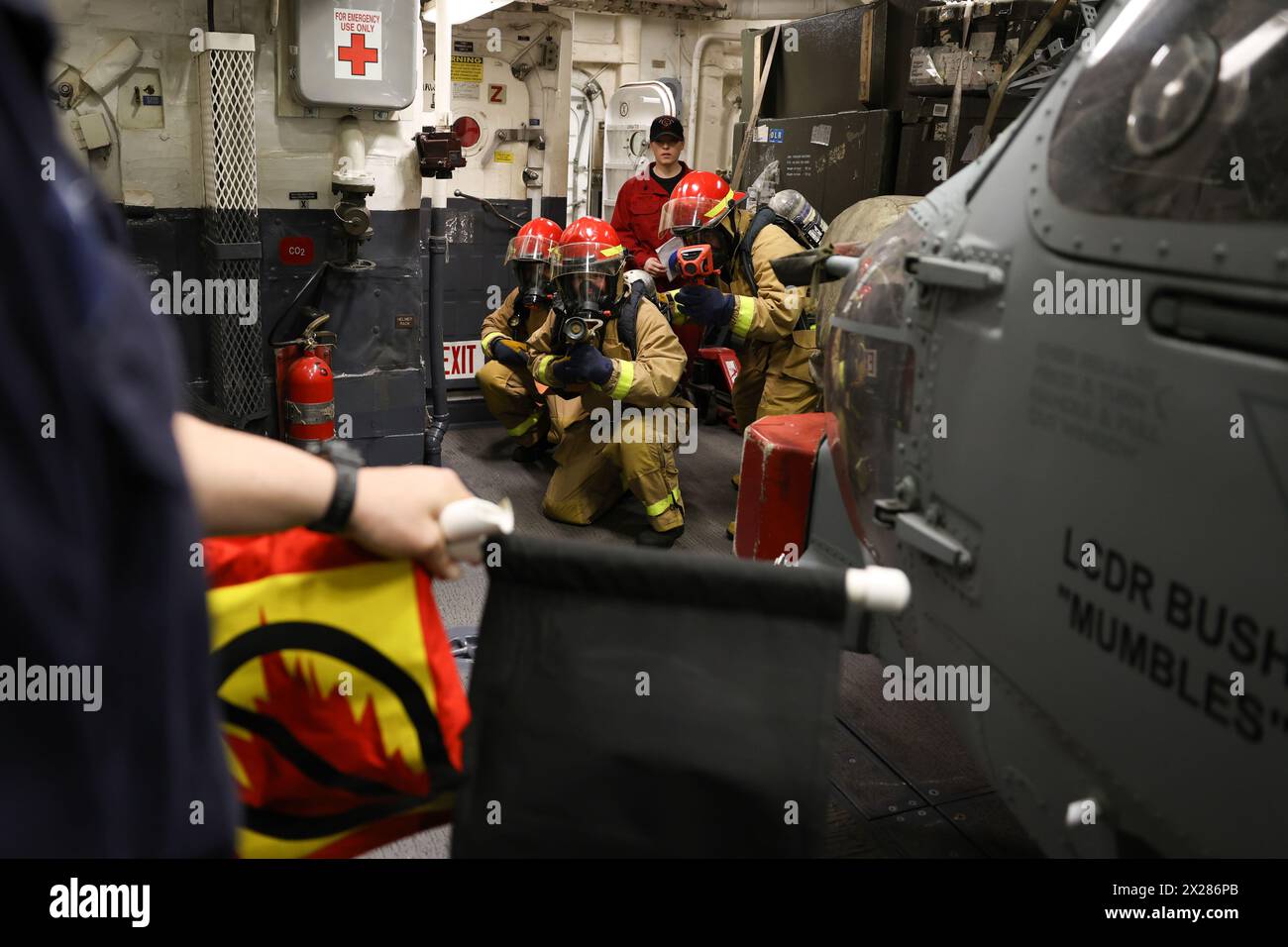 240412-N-MQ781-1095 (11. April 2024) Bay of Cadiz – Matrosen bekämpfen ein Bravo-Feuer der Klasse als Teil eines Schlauchteams während der Übungen des Arleigh-Burke-Klasse-Raketenzerstörers USS Roosevelt (DDG 80), 11. April 2024. Die USS Roosevelt ist auf einer geplanten Patrouille im Einsatzgebiet der U.S. Naval Forces Europe, die von der U.S. Sixth Fleet eingesetzt wird, um die Interessen der Vereinigten Staaten, Verbündeten und Partner in der Region zu verteidigen. (Foto der U.S. Navy von Petty Officer 3rd Class Alfredo Marron) Stockfoto