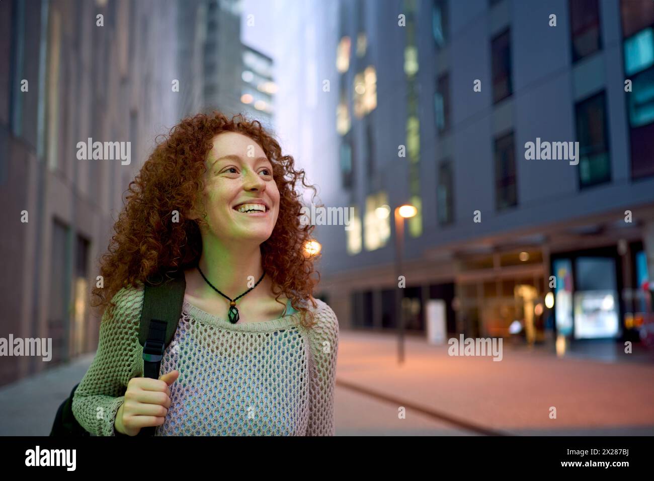 Ein reifer kaukasischer Geschäftsmann, der einen formellen Anzug trägt, eine Brille, die eine ernsthafte Geste macht Stockfoto