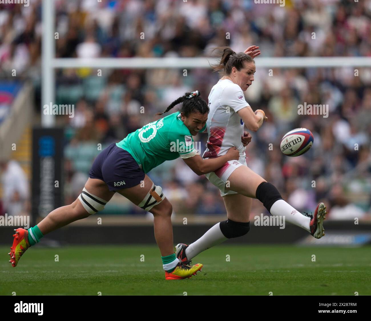 London, UK, 20 Apr 2024 Emily Scarratt of England wird von Shannon Ikahihifoof Ireland während der Guinness Women's Six Nations England gegen Irland bei Twickenham London United Kingdom am 20. April 2024 Graham Glendinning / Alamy Live News angegriffen Stockfoto