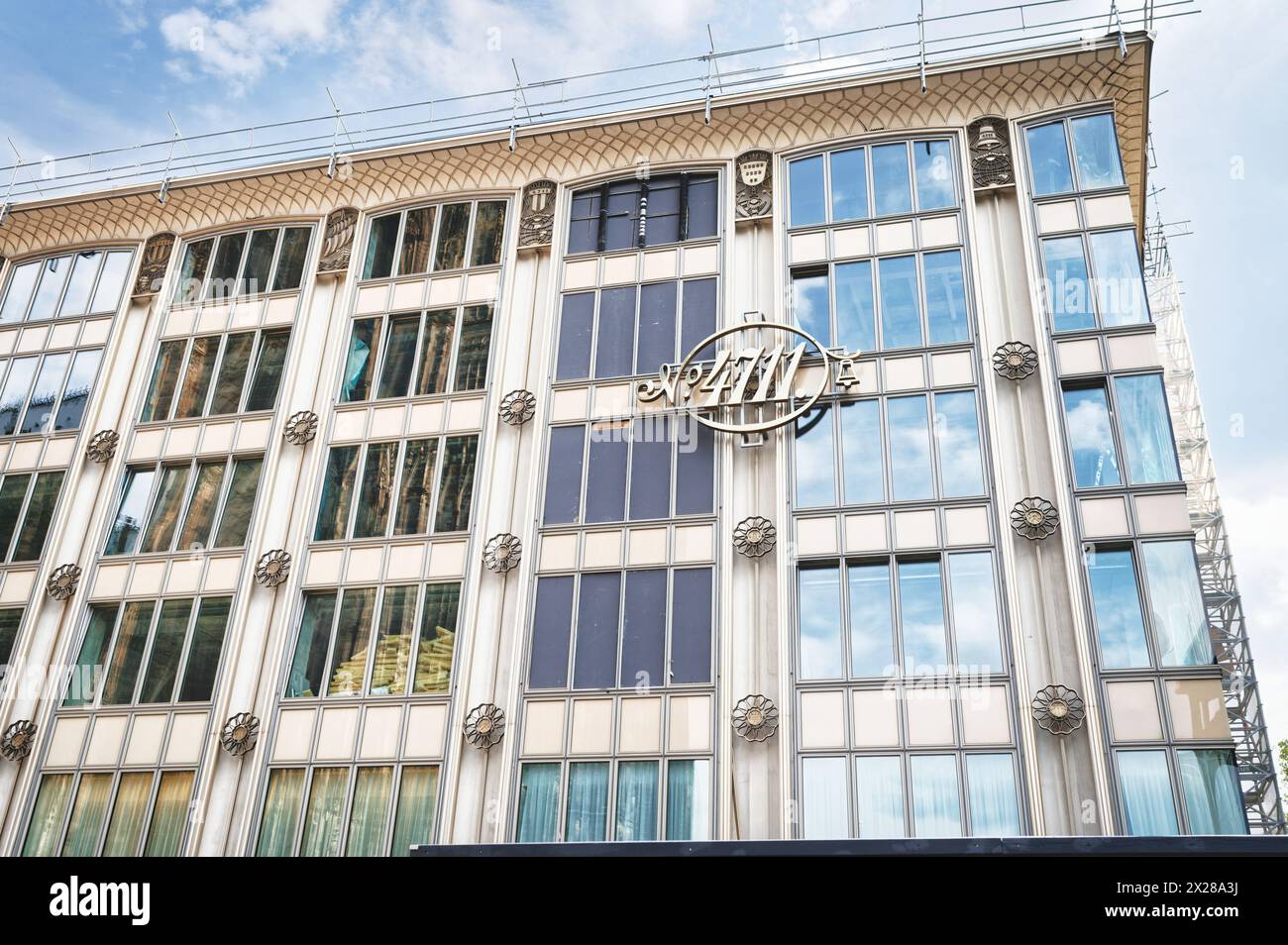 köln, deutschland 14. Mai 2023: Das denkmalgeschützte Blau-Gold-Haus in Köln, das als wichtiges Beispiel der deutschen Nachkriegsmodernistischen Architektur gilt Stockfoto