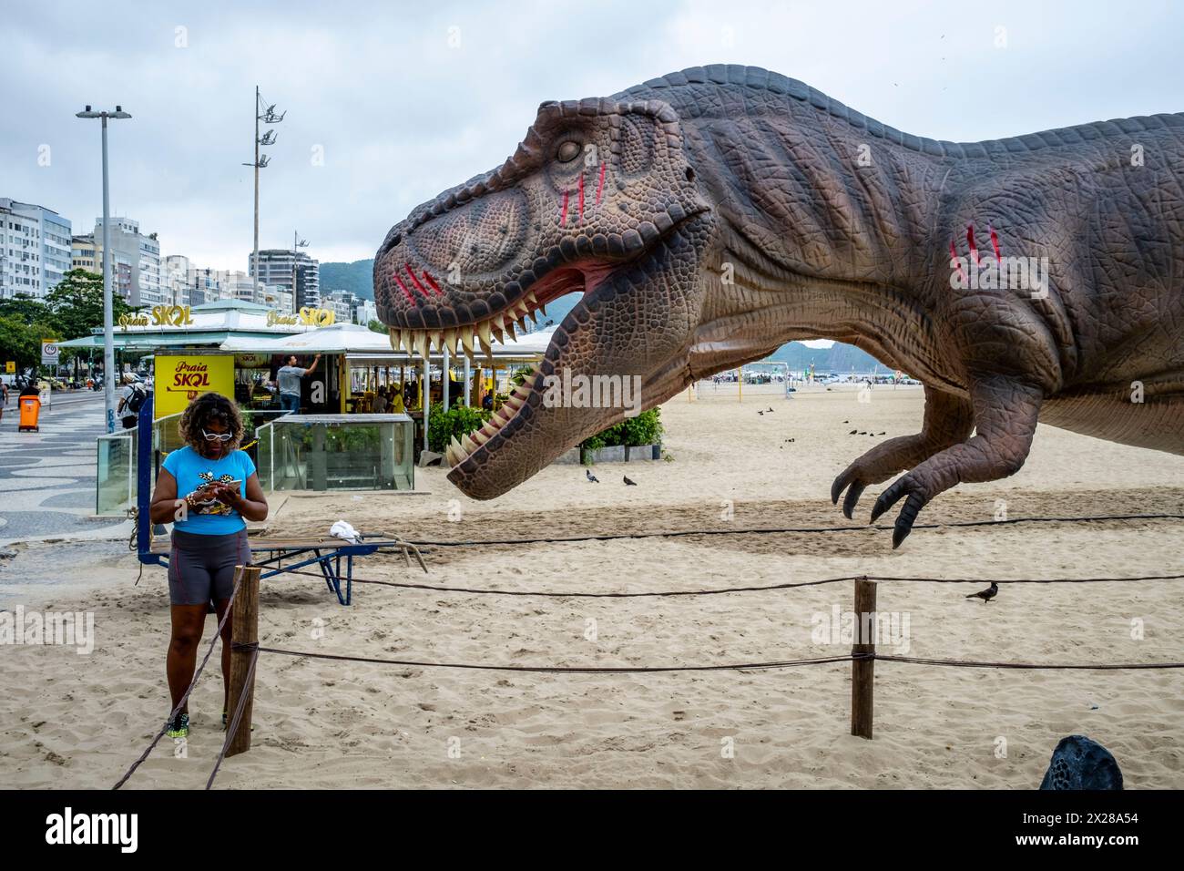 Eine große Dinosaurier-Installation am Copacabana Beach, Rio de Janeiro, Brasilien. Stockfoto
