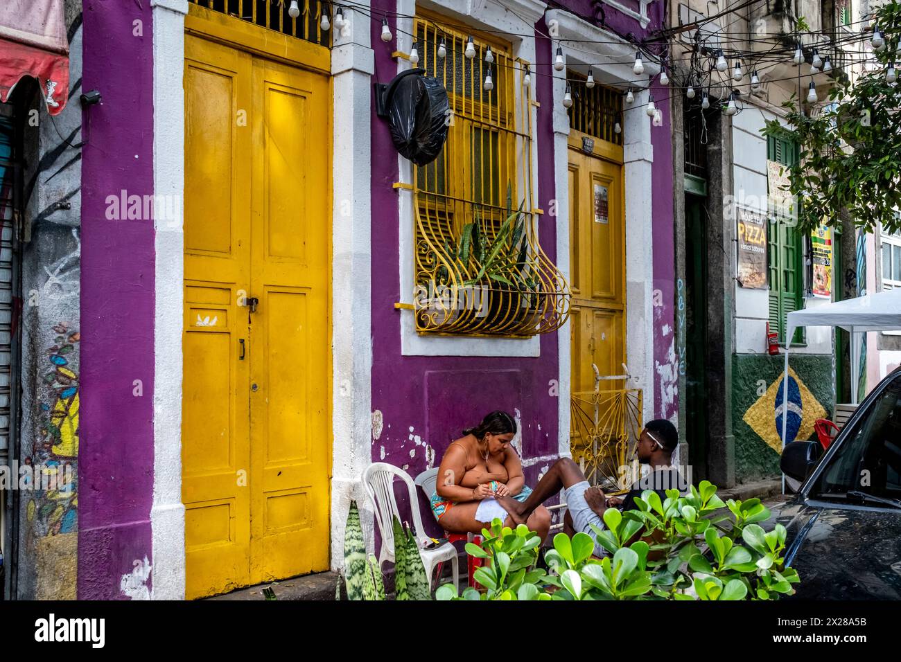 Buntes Straßenleben im Lapa-Viertel von Rio de Janeiro, Brasilien. Stockfoto