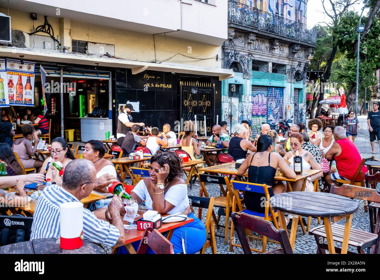 Leute vor Einem Café im Lapa-Viertel von Rio de Janeiro, Brasilien. Stockfoto