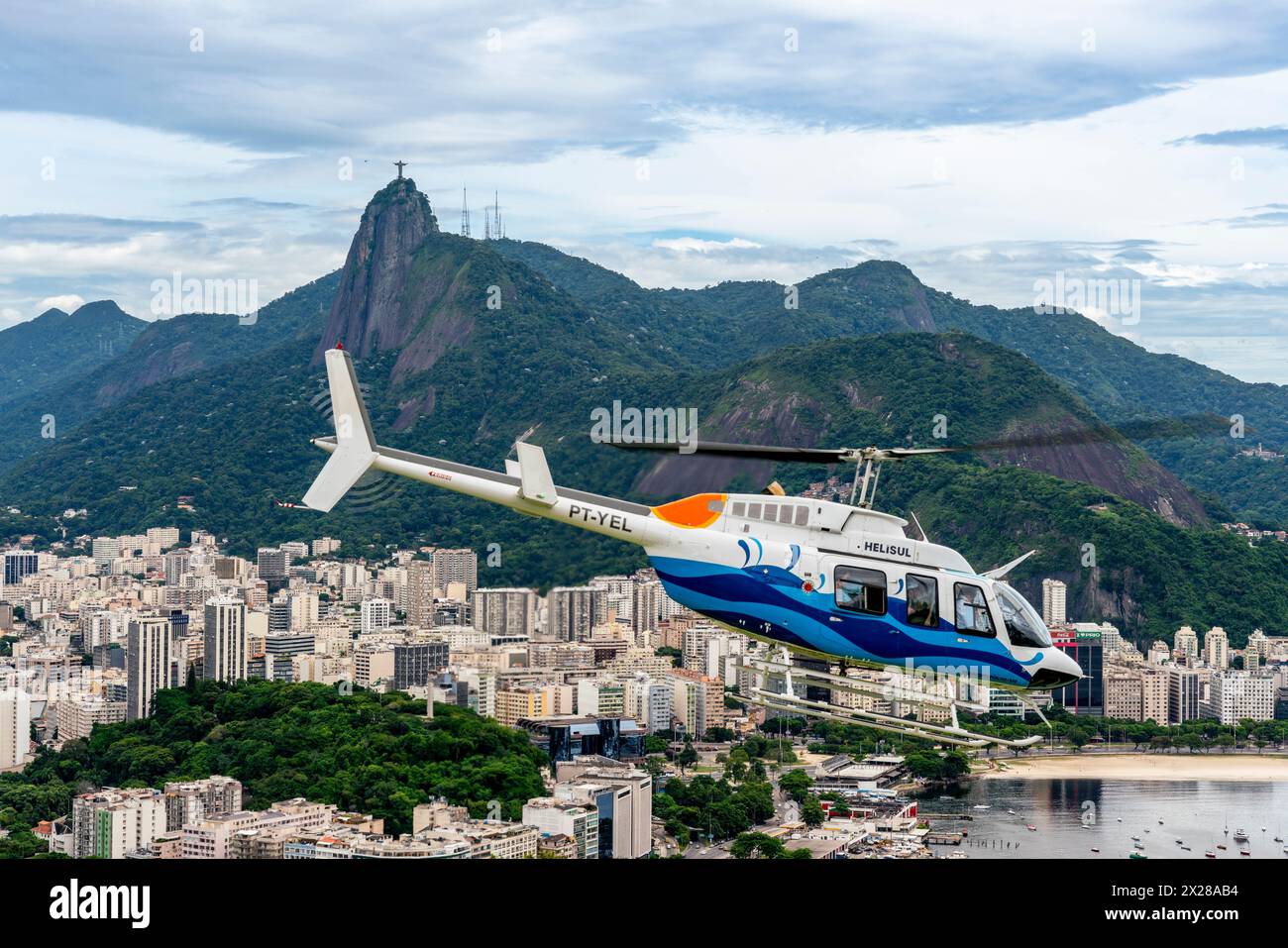 Touristen/Besucher Unternehmen Einen Hubschrauberrundflug, um die Christusstatue in Rio de Janeiro, Brasilien zu sehen. Stockfoto