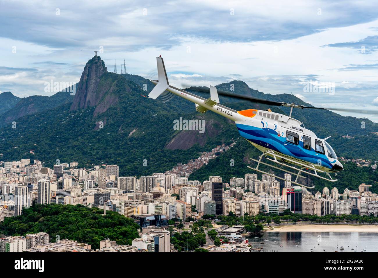 Touristen/Besucher Unternehmen Einen Hubschrauberrundflug, um die Christusstatue in Rio de Janeiro, Brasilien zu sehen. Stockfoto