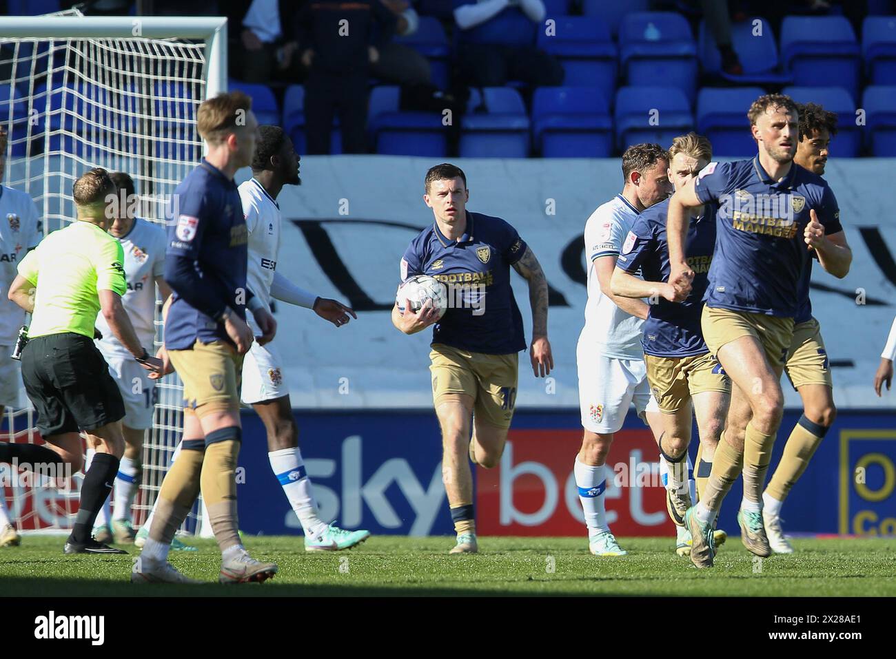 Birkenhead, Großbritannien. April 2024. Josh Kelly vom AFC Wimbledon schnappt sich den Ball, während er das 2. Tor seiner Mannschaft feiert. EFL Skybet Football League Two Match, Tranmere Rovers gegen AFC Wimbledon, Prenton Park, Birkenhead, Wirral am Samstag, den 20. April 2024. Dieses Bild darf nur für redaktionelle Zwecke verwendet werden. Nur redaktionelle Verwendung, .PIC von Chris Stading/ Credit: Andrew Orchard Sportfotografie/Alamy Live News Stockfoto