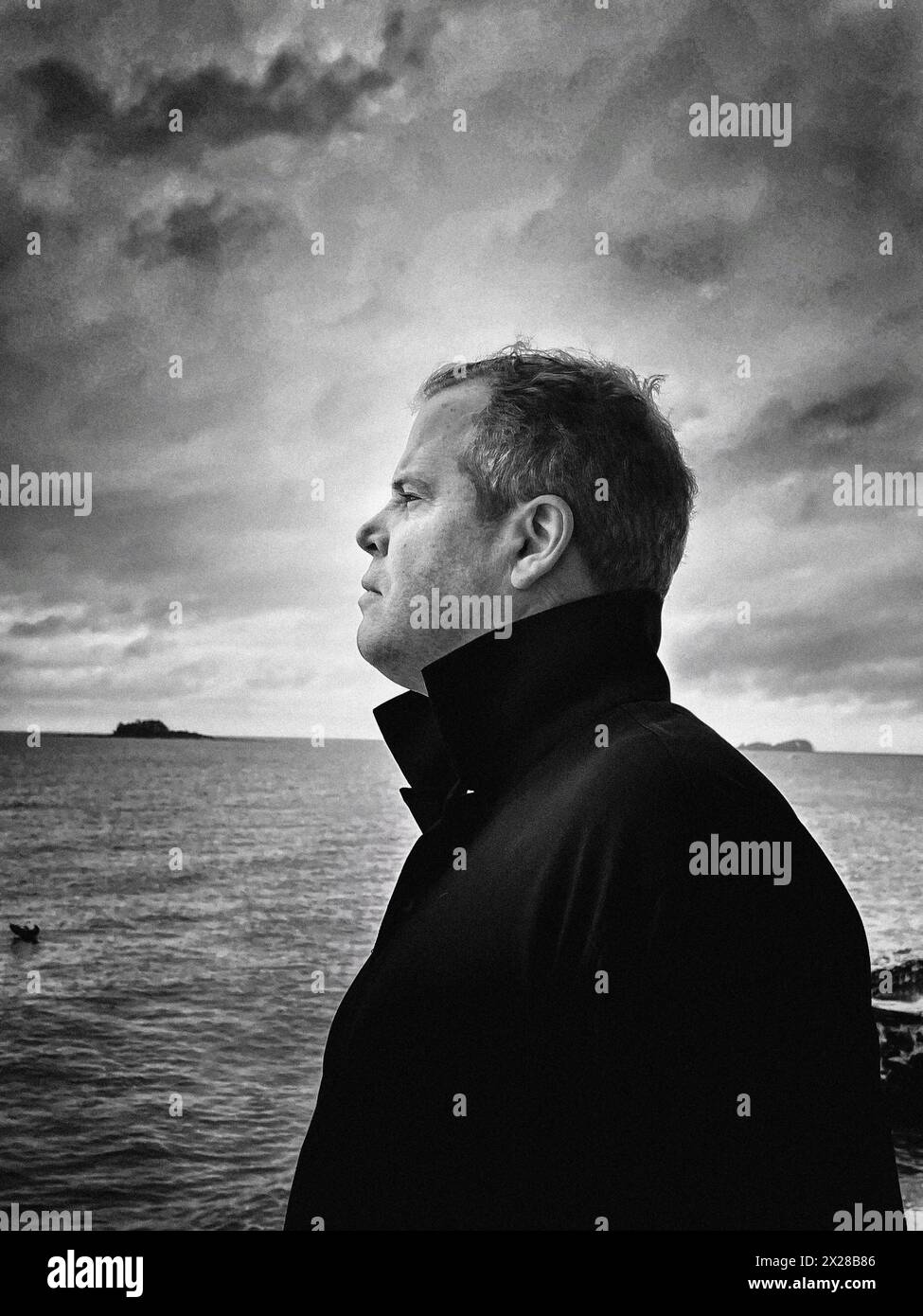 Profilporträt eines mittelerwachsenen Mannes auf einem Segelboot Stockfoto