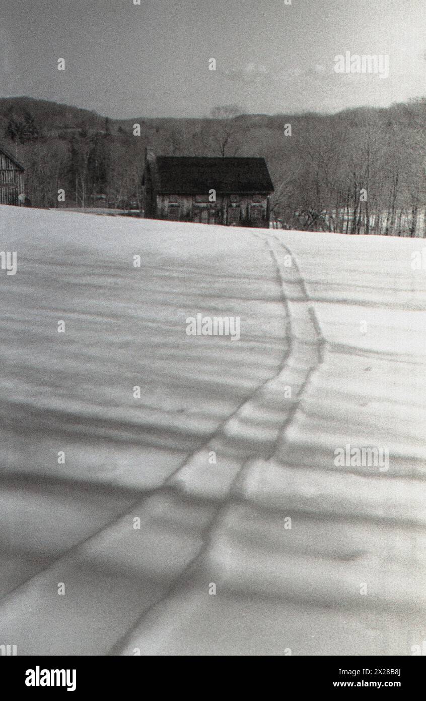 Skipisten im Schnee, die rustikale Scheune im Hintergrund, Stockfoto