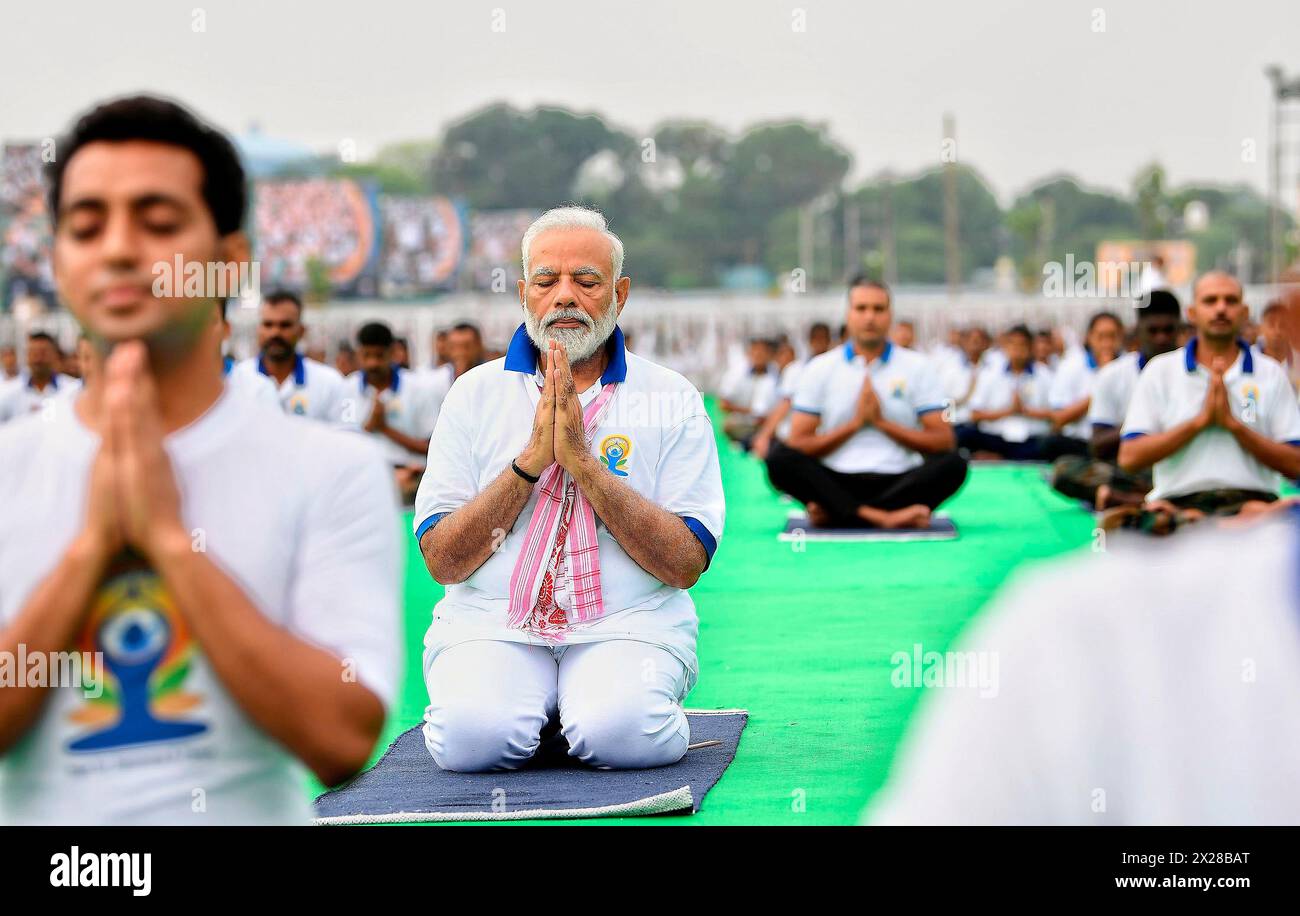 Ranchi, Indien. Juni 2019. Der indische Premierminister Narendra Modi nimmt an einer Yoga-Massendemonstration zum 5. Internationalen Yoga-Tag auf der Prabhat Tara School Maidan am 21. Juni 2019 in Ranchi, Jharkhand, Indien Teil. Quelle: PIB Photo/Press Information Bureau/Alamy Live News Stockfoto