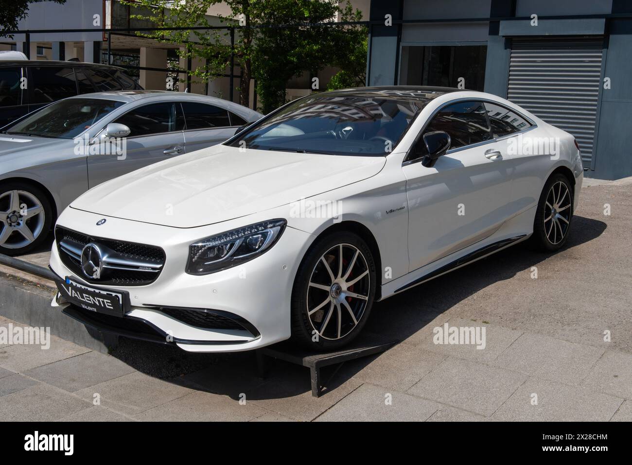 ISTANBUL, TÜRKEI - 15. MÄRZ 2024: Mercedes-Benz S63 AMG ist eine Reihe von Executive-Fahrzeugen des deutschen Automobilherstellers Mercedes-Benz mit verschiedenen Motoren Stockfoto