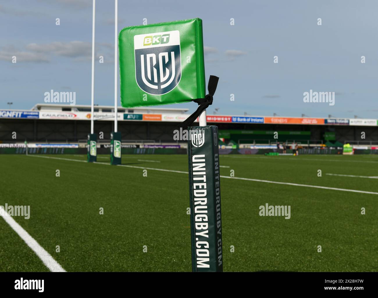 Galway, Irland. April 2024. Ein Blick auf das Spielfeld und das URC-Branding vor dem Start des Spiels der BKT United Rugby Championship Runde 14 zwischen Connacht und Zebre im Dexcom Stadium in Galway Credit: Don Soules/Alamy Live News Stockfoto