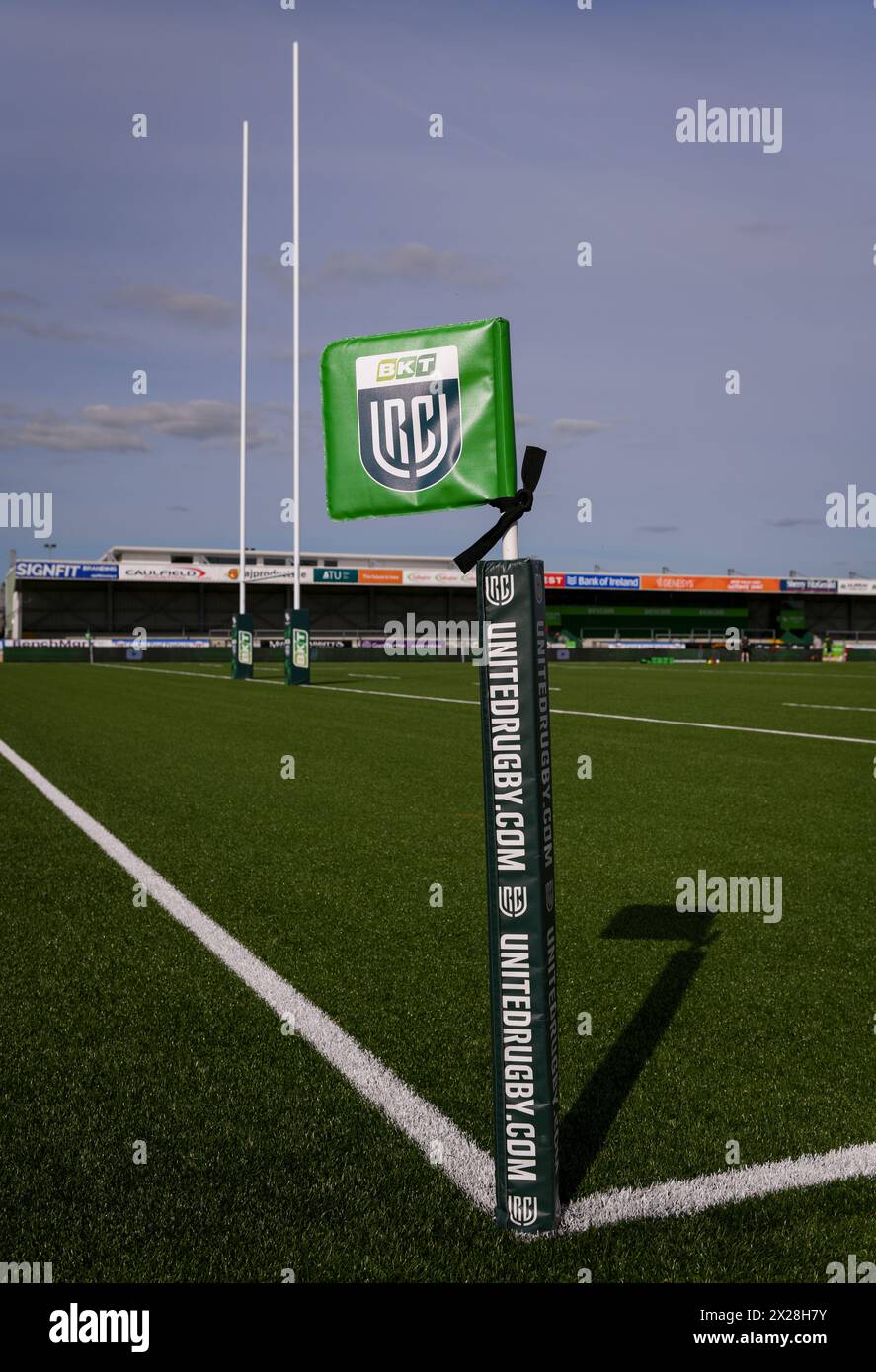 Galway, Irland. April 2024. Ein Blick auf das Spielfeld und das URC-Branding vor dem Start des Spiels der BKT United Rugby Championship Runde 14 zwischen Connacht und Zebre im Dexcom Stadium in Galway Credit: Don Soules/Alamy Live News Stockfoto