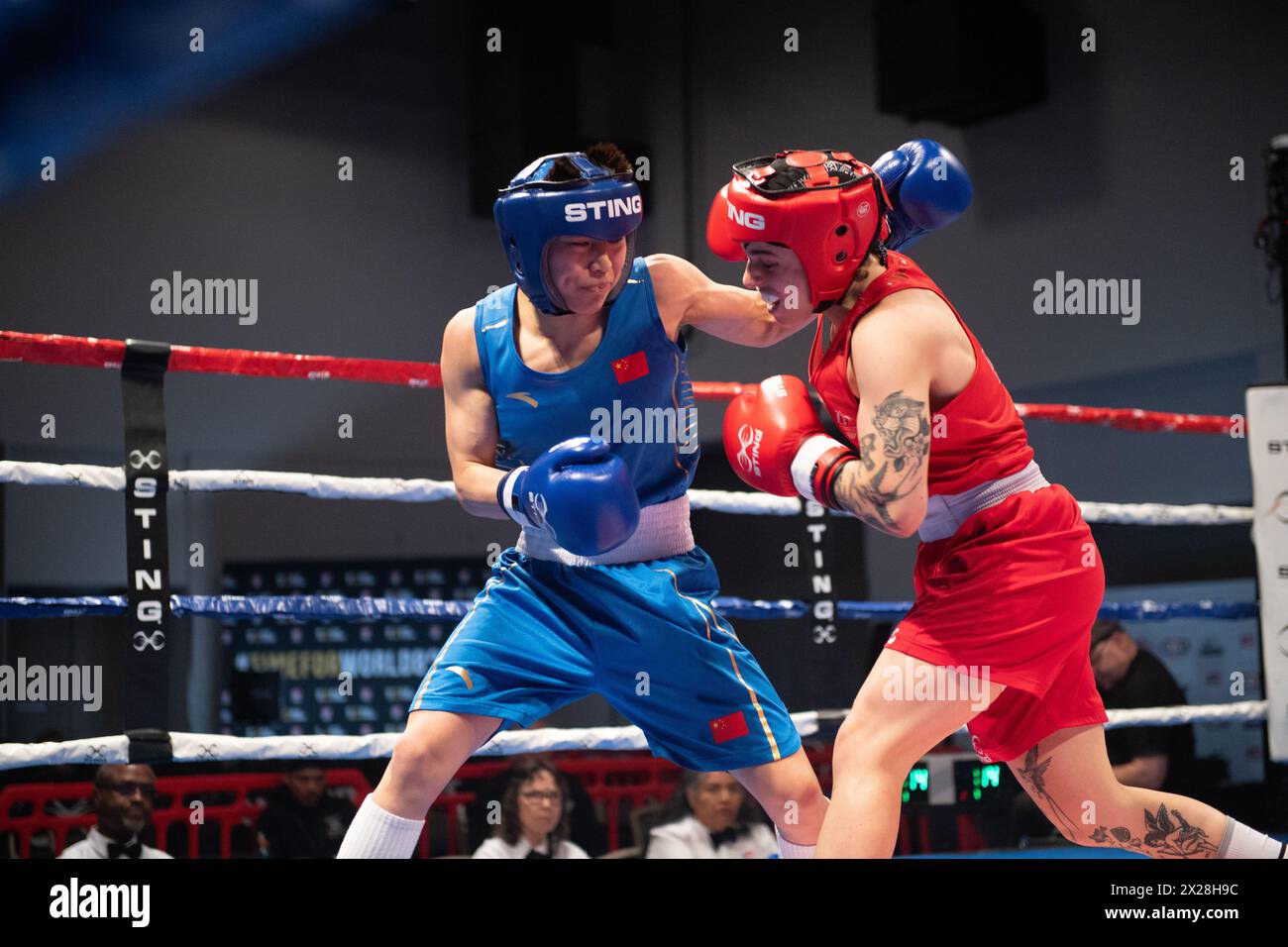 Pueblo, Colorado, USA. April 2024. Die Chinesin Yu Wu (Blau) besiegt Monique Suraci aus Australien (Rot) im Finale der 50-kg-Meisterschaft der Frauen. Quelle: Casey B. Gibson/Alamy Live News Stockfoto