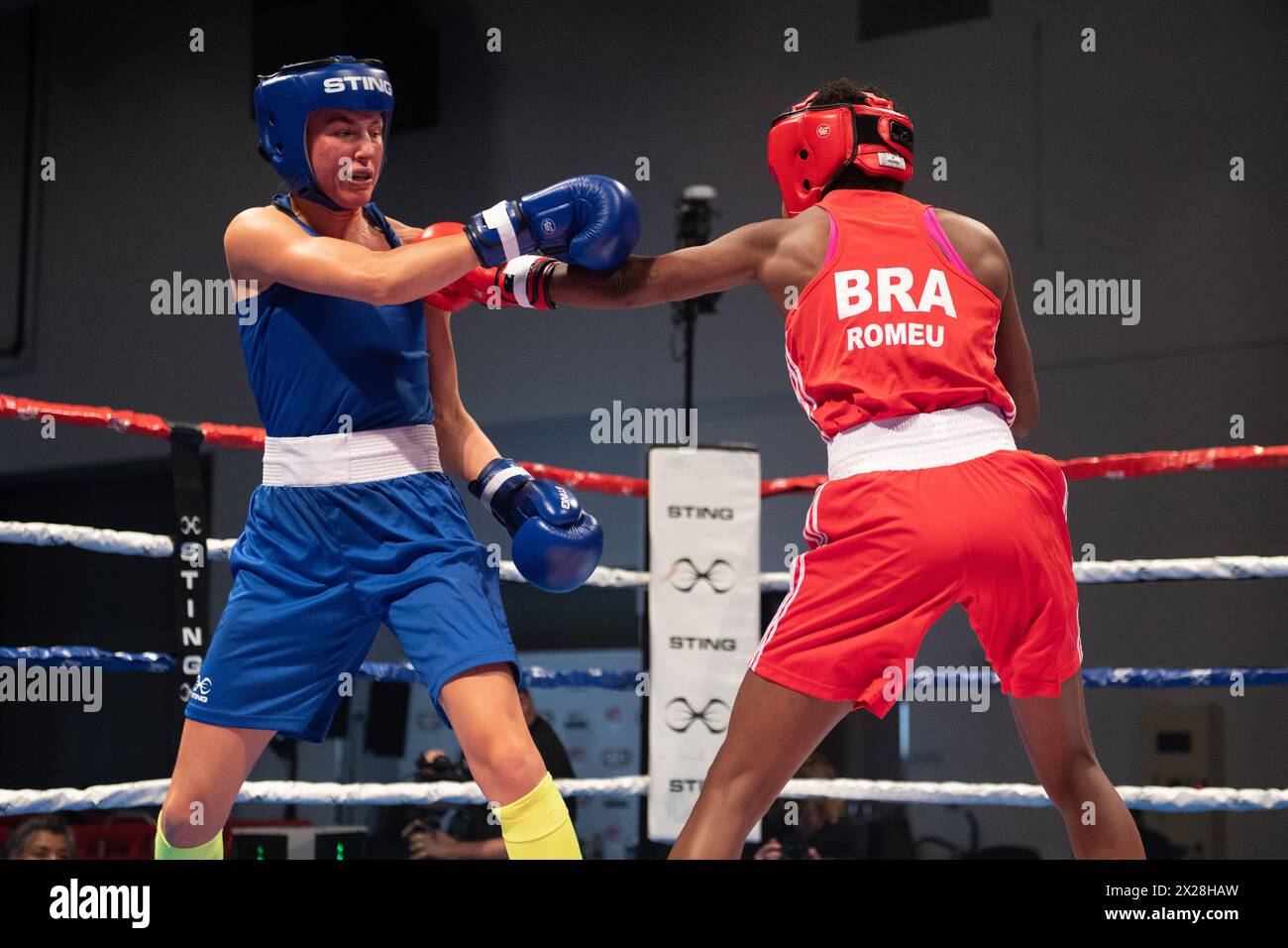 Pueblo, Colorado, USA. April 2024. Elise Glynn aus Großbritannien (Blue) besiegt Jucielen Tomeu aus Brasilien) im 57-kg-Meisterschaftskampf der Frauen. Quelle: Casey B. Gibson/Alamy Live News Stockfoto