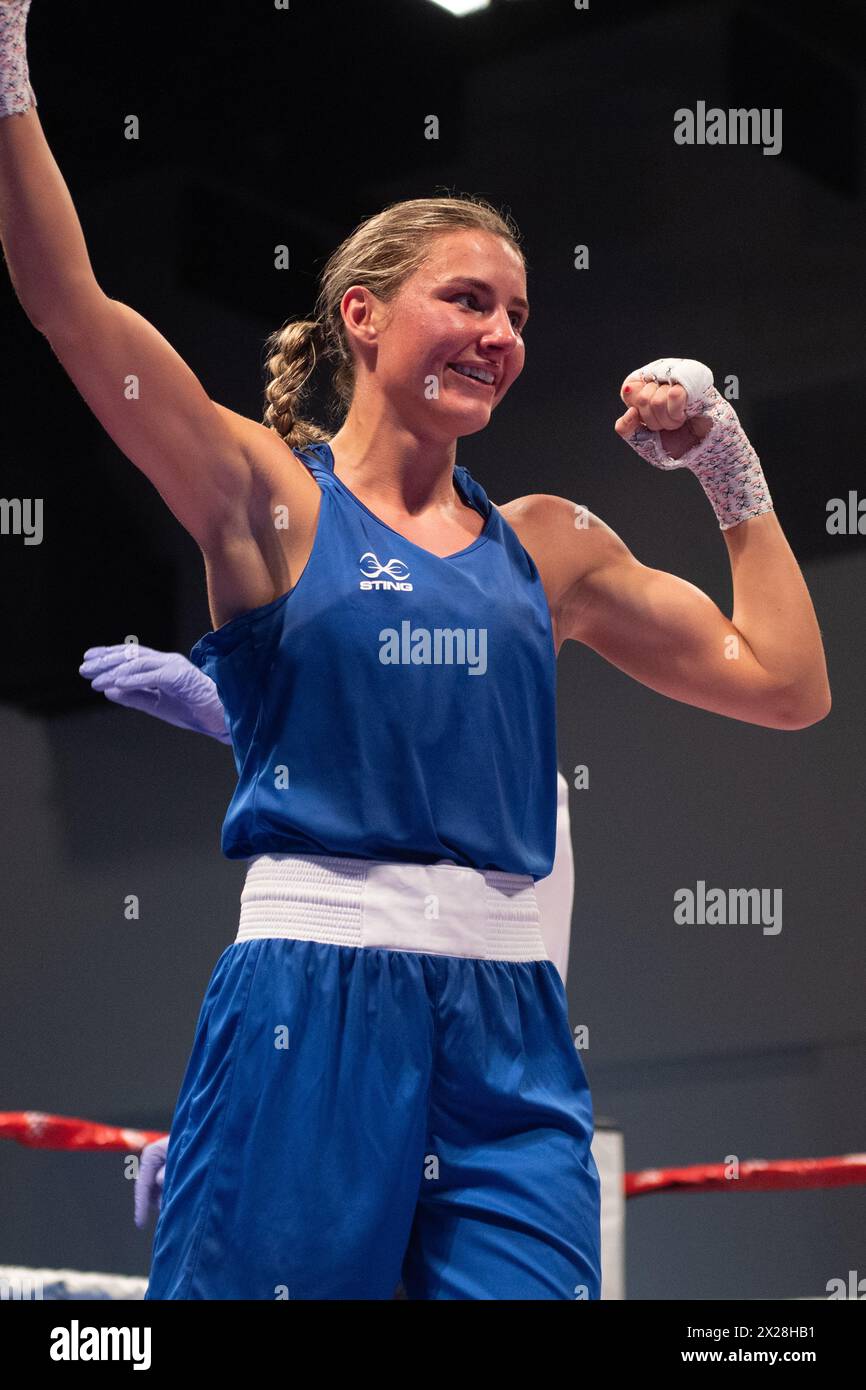 Pueblo, Colorado, USA. April 2024. Elise Glynn aus Großbritannien (Blue) feiert ihren Sieg im 57-kg-Meisterschaftskampf der Frauen. Quelle: Casey B. Gibson/Alamy Live News Stockfoto