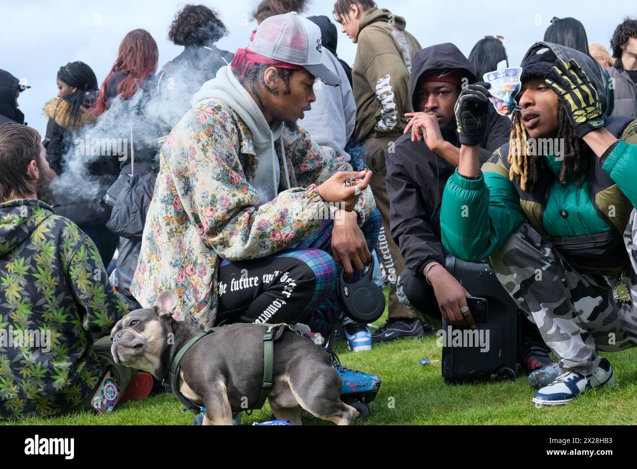 London, Großbritannien, 20. April 2024. Die Menschenmassen kamen zu dem jährlichen „420 Day“-Treffen im Hyde Park, zum Teil feierten und zum Teil protestierten, um die Droge zu legalisieren. Quelle: Eleventh Photography/Alamy Live News Stockfoto