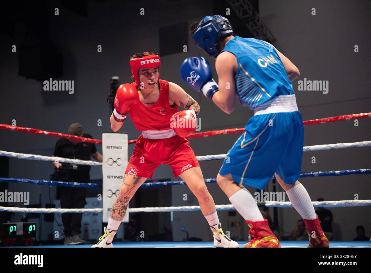 Pueblo, Colorado, USA. April 2024. Monique Suraci aus Australien (Rot) kämpft mit Yu Wu (Blau) aus China im 50-kg-Finale der Frauen. Quelle: Casey B. Gibson/Alamy Live News Stockfoto