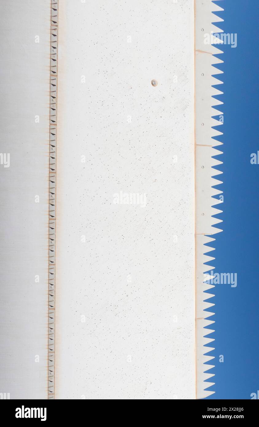 Gezackte Kante des Rotorblatts der Windkraftanlage Stockfoto