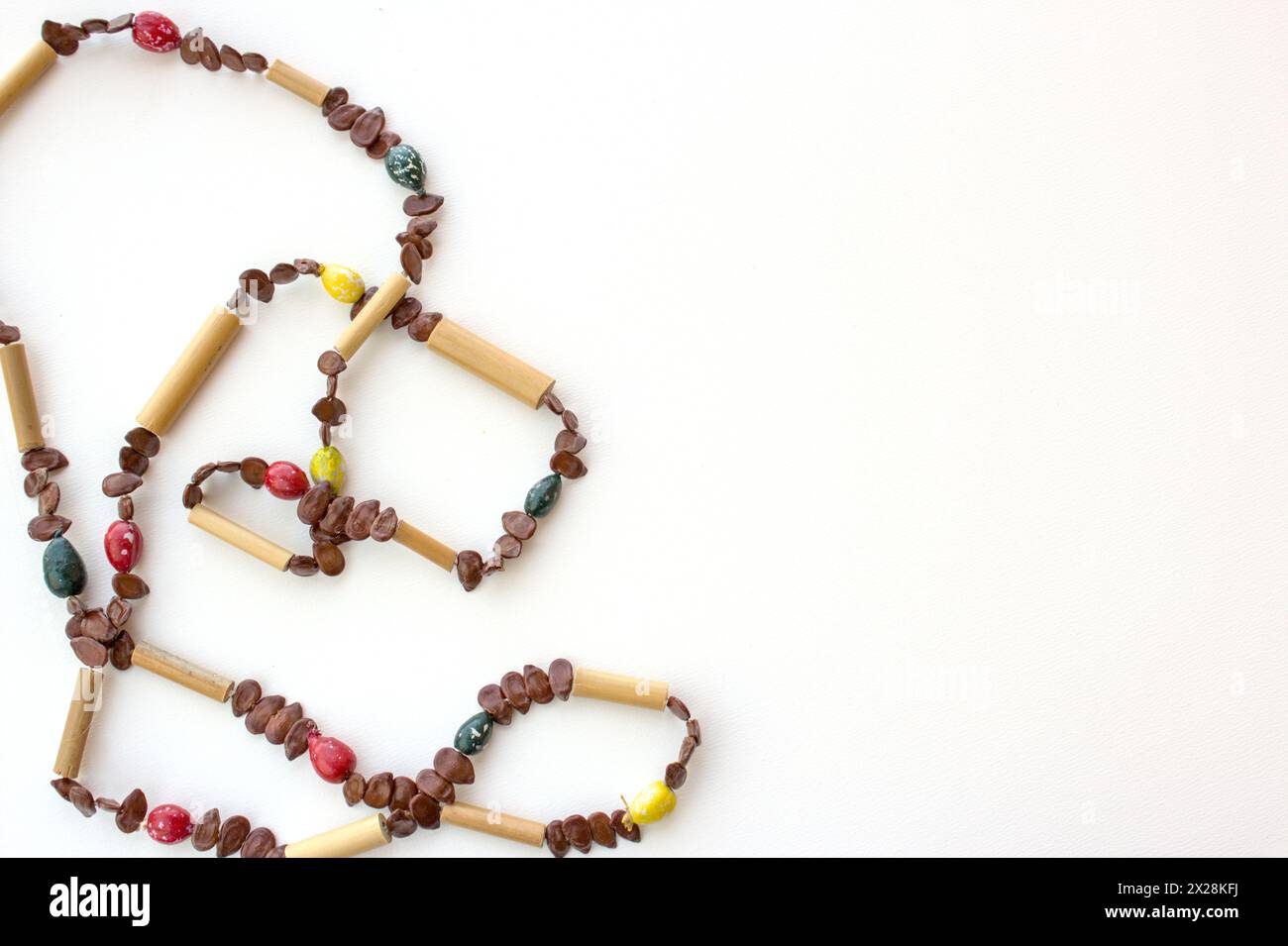 Ethnische brasilianische handgemachte Perlen Kragen isoliert auf weißem Hintergrund Stockfoto