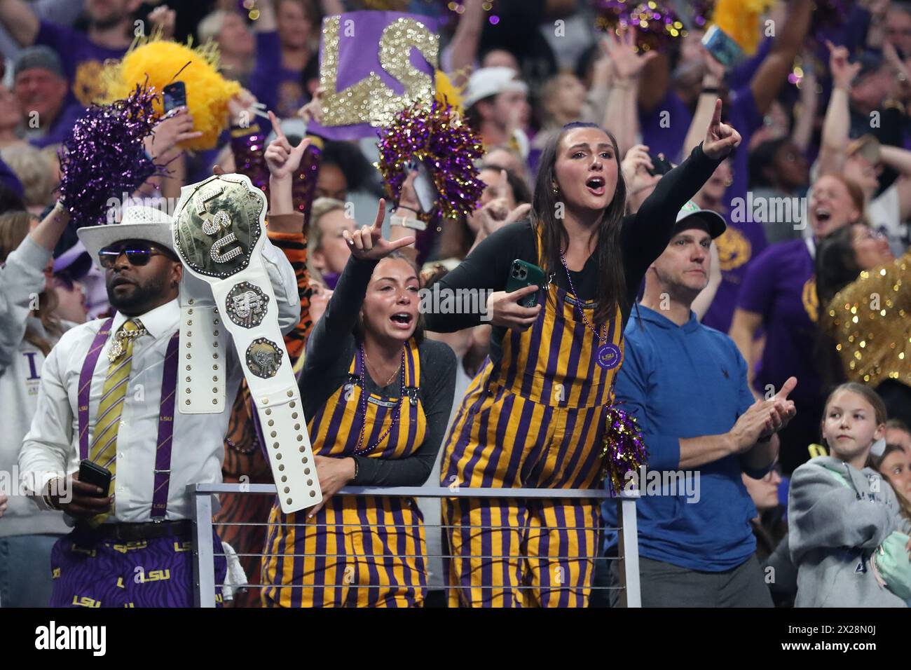 Fort Worth, Texas, USA. April 2024. Die LSU-Fans jubeln und zeigen ihren Stolz auf LSU Tiger, nachdem die NCAA Women's Gymnastics National Championship 2024 am Samstag in der Dickies Arena in Fort Worth, Texas, verliehen wurde. (Kreditbild: © Brian McLean/ZUMA Press Wire) NUR REDAKTIONELLE VERWENDUNG! Nicht für kommerzielle ZWECKE! Stockfoto