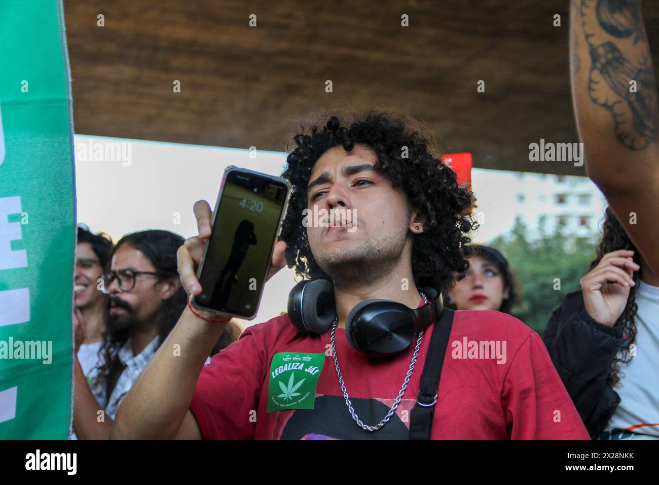 Sao Paulo, Sao Paulo, Brasilien. April 2024. Heute Samstagnachmittag (20) versammeln sich Demonstranten im Raum des MASP (Sao Paulo Museum of Arts), um gegen die Annahme der Verfassungsänderung (PEC) 45/20231, was den Besitz und den Besitz von Betäubungsmitteln und Drogen unabhängig von der Menge kriminalisiert.PEC 45/2023 unterscheidet sich von anderen Drogenpolitiken anderer Länder, die in Schadensminderung, soziale Unterstützung, Integration der Gemeinschaft und Achtung der Menschenrechte investieren. Studien zeigen, dass die Kriminalisierung des Drogenkonsums dazu führt, dass die Gewalt zunimmt. Etwa 60 Länder haben dies getan Stockfoto