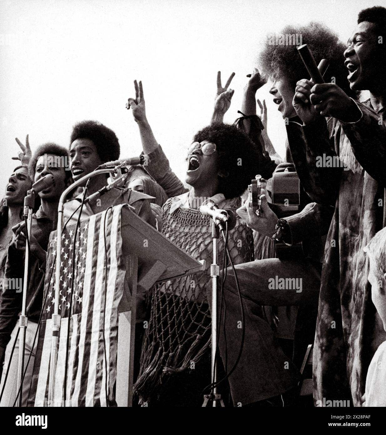 Anelea Davis mit Cast of Hair auf dem Podium bei der Black Power Rallye 1969 in Los Angeles Stockfoto
