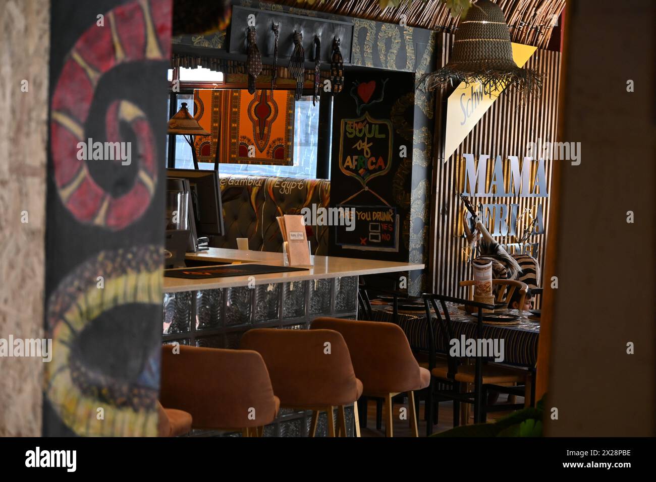 Blick auf das Innere von Mama Africa, einem tyipischen afrikanischen Restaurant in Kapstadt, Südafrika Stockfoto