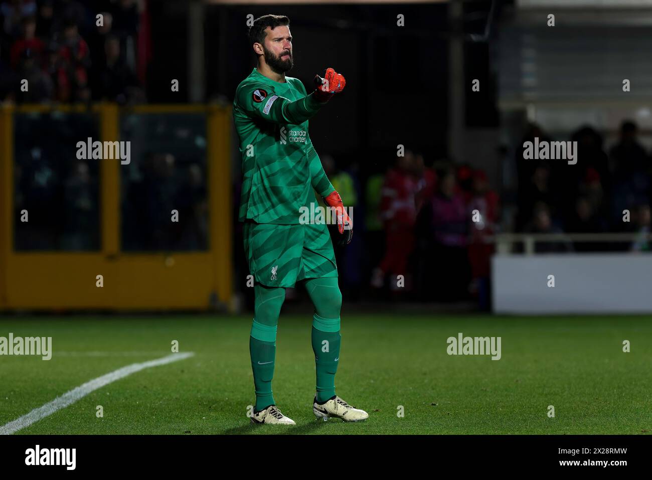 Bergamo, Italien. April 2024. Italien, Bergamo, 18. april 2024: Alisson Becker (Liverpool) berät Teamkollegen in der zweiten Halbzeit während des Fußballspiels Atalanta BC gegen Liverpool, Europa League Quarter Final 2nd Leg Gewiss Stadium.Italien, Bergamo, 2024 04 18: Atalanta BC vs Liverpool FC, Europa League 2023/2024 Viertelfinale 2. Spielstrecke im Gewiss Stadium (Foto: © Fabrizio Andrea Bertani/Pacific Press via ZUMA Press Wire) NUR ZUR REDAKTIONELLEN VERWENDUNG! Nicht für kommerzielle ZWECKE! Stockfoto