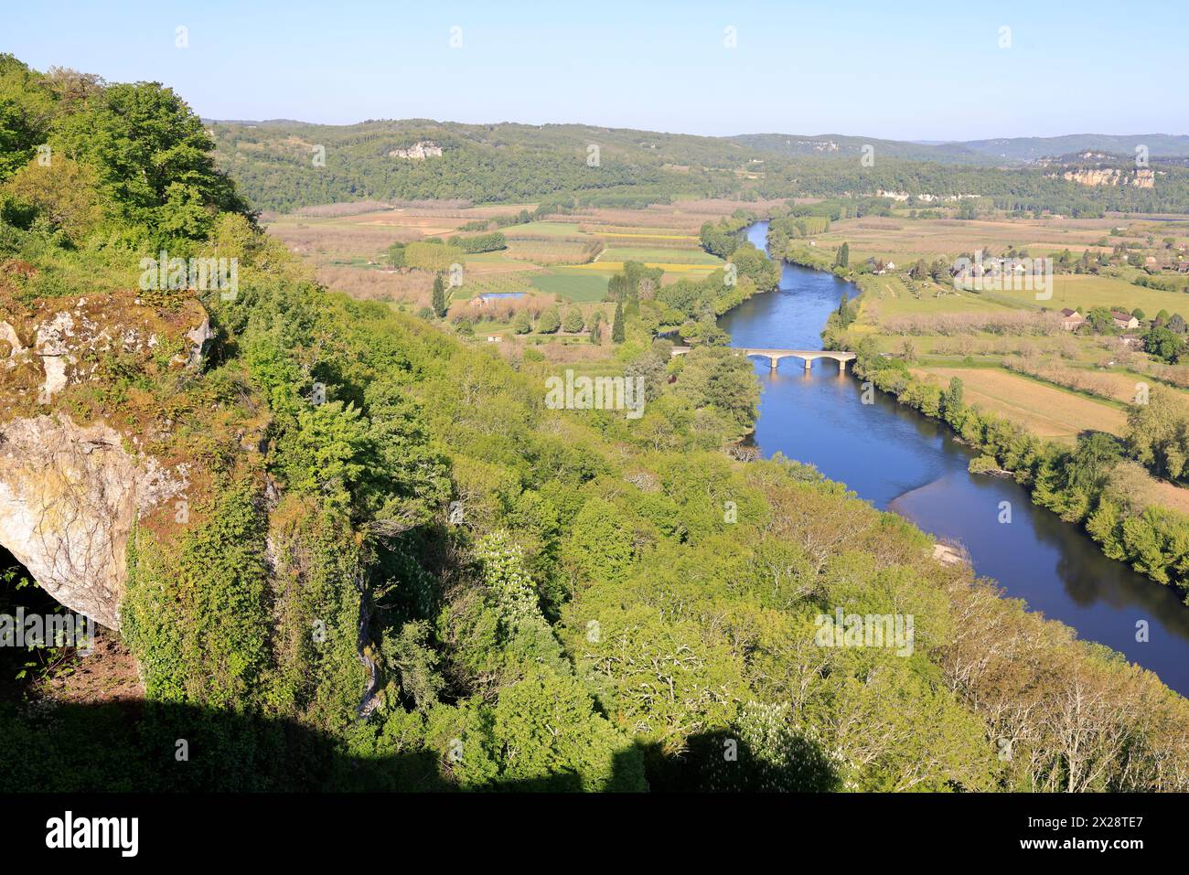 Der Fluss Dordogne zwischen der bastide-Stadt Domme und dem Dorf La Roque-Gageac in Périgord Noir. Wasser, Landwirtschaft, gemischte Landwirtschaft, Tourismus. Stockfoto