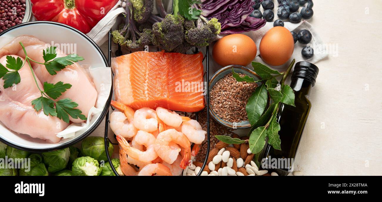 Ausgewogene Ernährung Hintergrund. Auswahl gesunder Lebensmittel. Detox- und Clean-Diät-Konzept. Lebensmittel mit hohem Gehalt an Vitaminen, Mineralien und Antioxidantien. Anti-Aging-Lebensmittel Stockfoto