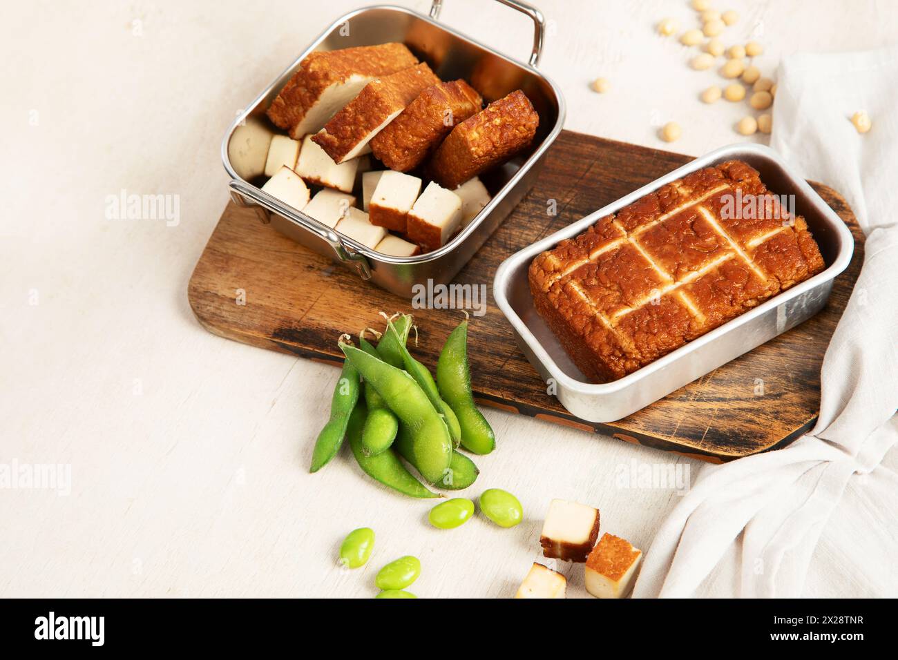 Soja-Lebensmittel. Gebackener Tofu-Käse auf einem Brett, Sojabohnen. Veganes Produkt. Kopierbereich Stockfoto