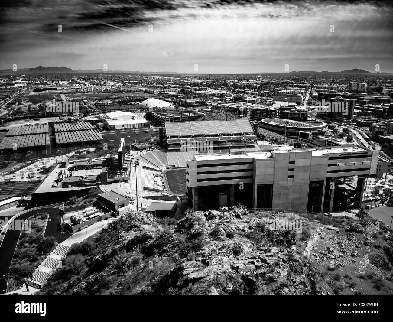 Tempe, Arizona, USA - 3.23.2024: Atemberaubender Blick auf das Sun Devils Mountain America Stadium der Arizona State University. Stockfoto