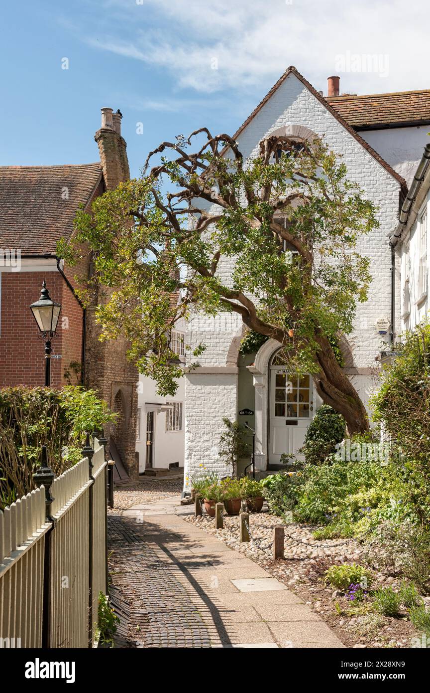 RYE, EAST SUSSEX, Großbritannien - 30. APRIL 2012: Pretty Houses in Church Square Stockfoto