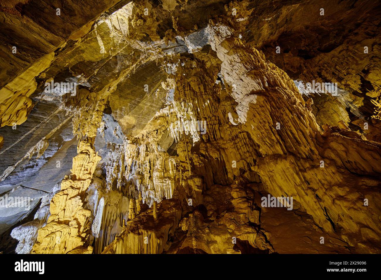 Stalagmiten und Stalaktiten in der Phu Pha Petch Höhle in Thailand Stockfoto