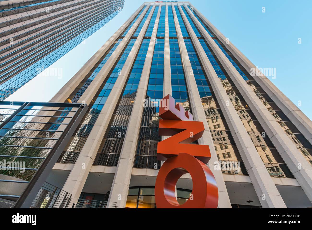San Francisco, Kalifornien, 8. April 2024. Der imposante Büroturm ragt oben mit dem auffälligen „ONE“-Schild am Eingang in San Francisco. Stockfoto