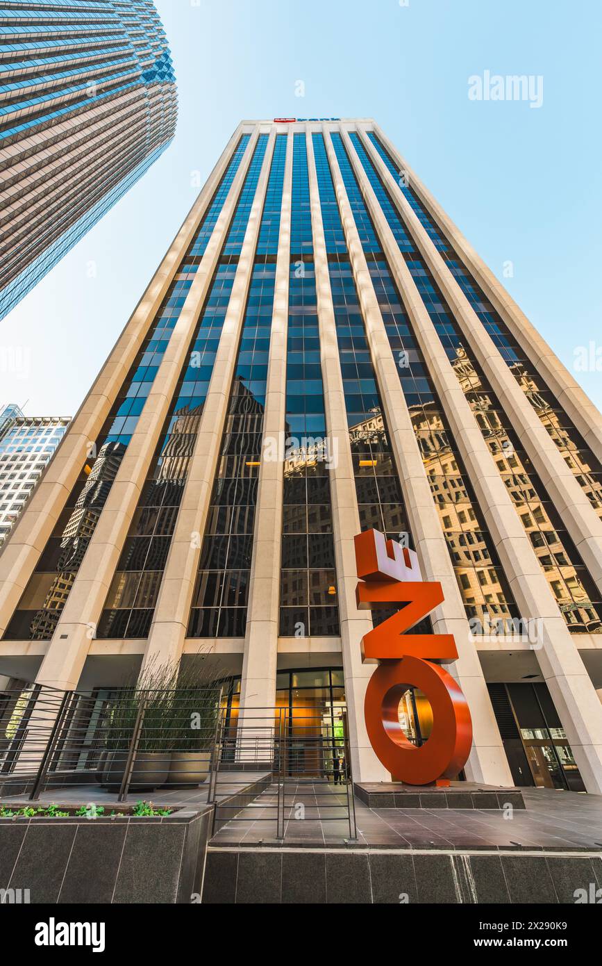 San Francisco, Kalifornien, 8. April 2024. Der imposante Büroturm ragt oben mit dem auffälligen „ONE“-Schild am Eingang in San Francisco. Stockfoto