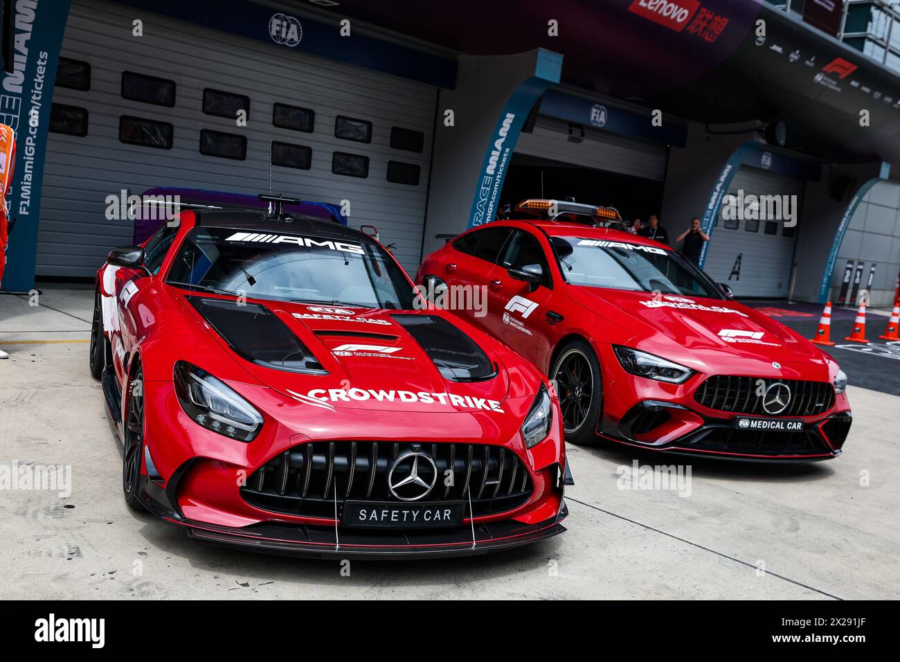 FIA Mercedes-AMG GT 63 S 4MATIC+ Medical Car & FIA Mercedes-AMG GT Black Series Safety Car, während des Formel 1 Lenovo Chinese Grand Prix 2024, 5. Runde der Formel-1-Weltmeisterschaft 2024 vom 19. Bis 21. April 2024 auf dem Shanghai International Circuit in Shanghai, China Stockfoto