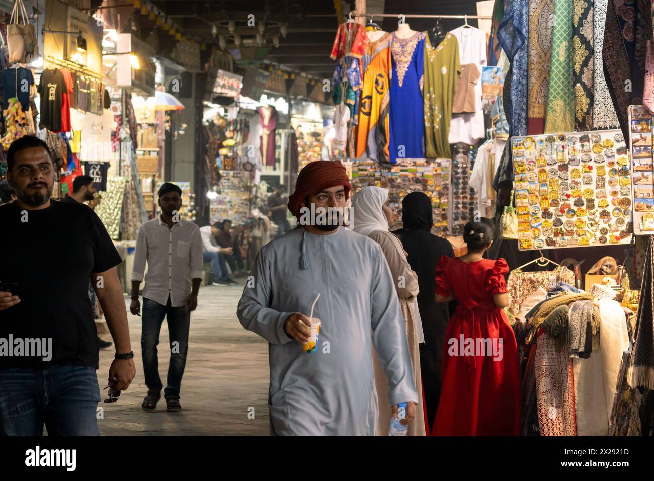 Maskat, Oman – 13. Februar 2023: Arabische Männer mit traditionellem Tau wandern durch den traditionellen Mutrah Souk oder Basar in Maskat in der Hauptstadt Omans Stockfoto