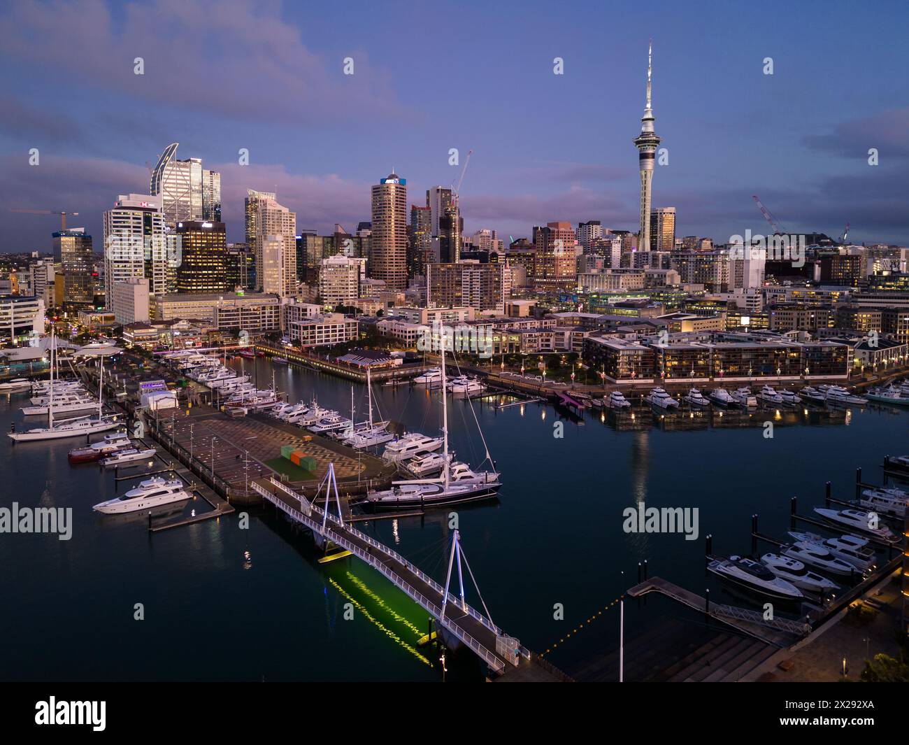 Auckland, Neuseeland - 24. Juli 2023: Aus der Vogelperspektive eines dramatischen Sonnenuntergangs über der Skyline des Stadtviertels von Auckland mit dem Yachthafen Viaduct Basin in ne Stockfoto