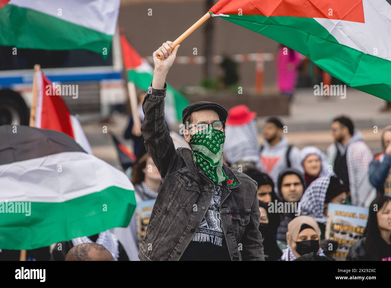 Chicago, USA, 20. April 2024, Demonstranten pro Palästina marschieren durch die Straßen der Innenstadt Chicagos, um gegen die israelische Besetzung des Gazastreifens zu protestieren. Joe Biden soll die Finanzierung Israels durch die USA beenden und einen Waffenstillstand fordern. Credit: David Jank/Alamy Live News Stockfoto